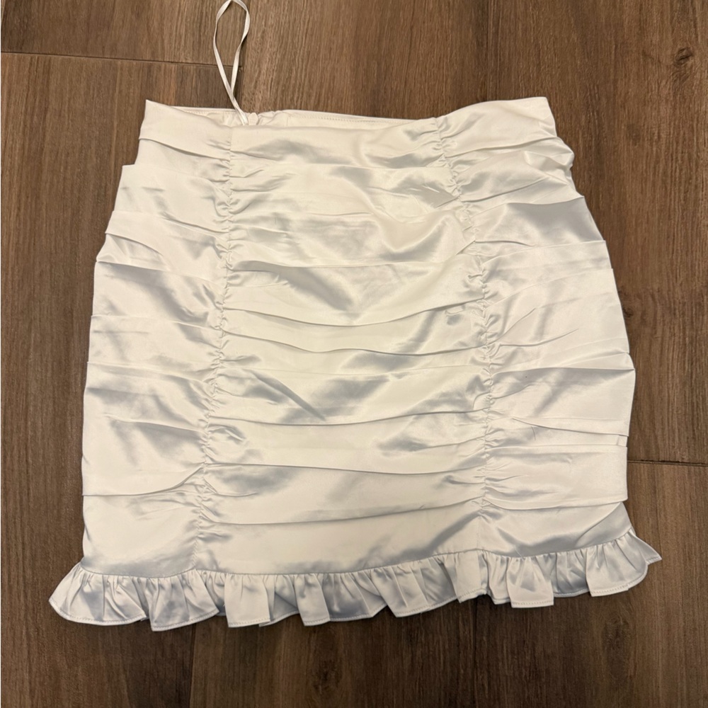 Elegant White Ruched Skirt - Picture 2 of 2
